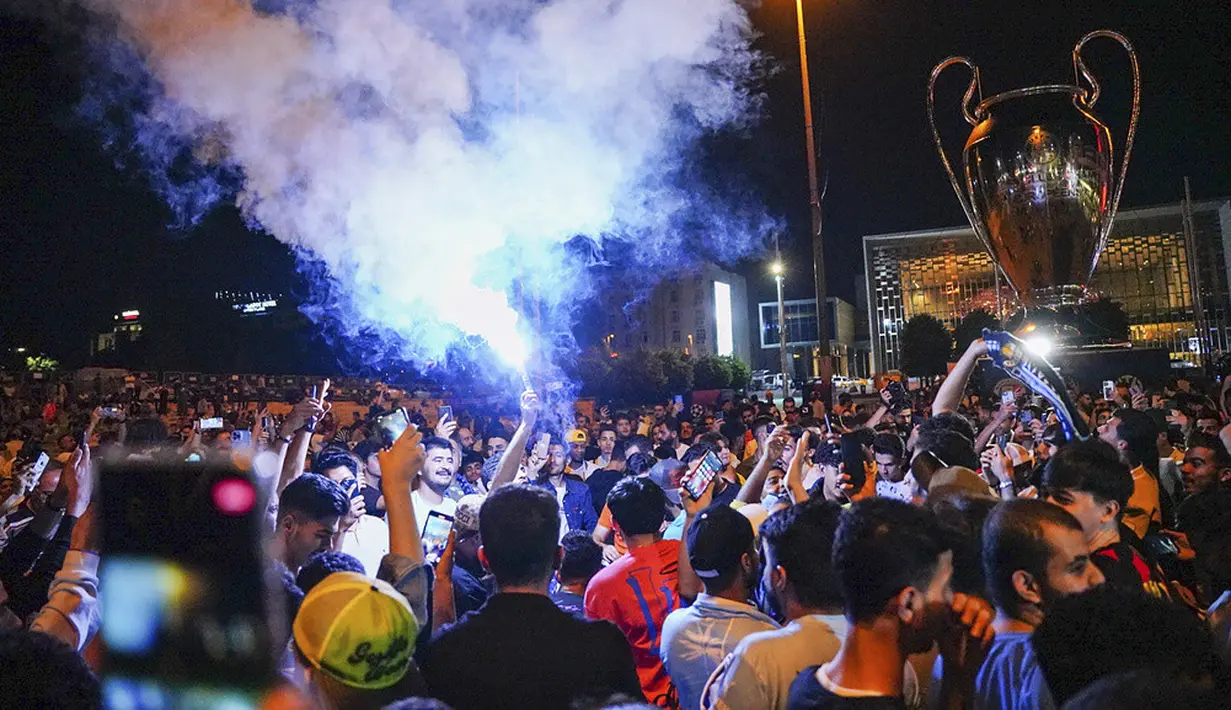 <p>Suporter Manchester City turun ke jalan-jalan tempat dilangsungkannya nonton bareng yang diadakan di Istanbul. (Sercan Ozkurnazli/DIA Images via AP)</p>