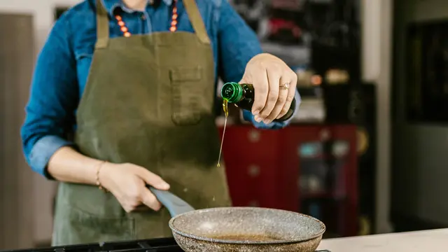 Suhu Minyak Harus Panas dan Api Sedang