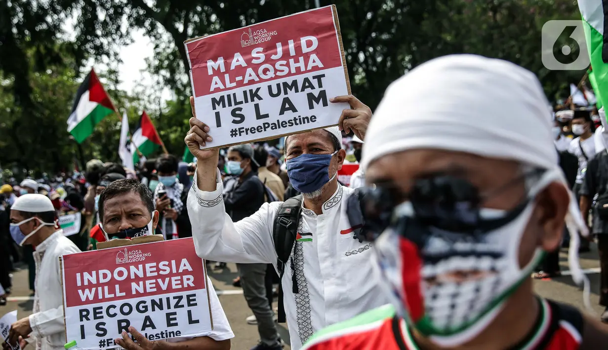 Pengunjuk rasa mengikuti aksi solidaritas untuk Palestina di depan Kedubes Amerika Serikat, Jumat (21/5/2021). Aksi yang diikuti berbagai elemen masyarakat dan ormas itu mengutuk serangan Israel dan mengajak masyarakat Indonesia untuk mendukung dan membantu Palestina. (Liputan6.com/Faizal Fanani)