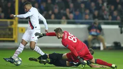 Pemain Paris Saint-Germain (PSG) Kylian Mbappe (kiri) mencetak gol ke gawang Club Brugge pada laga Grup A Liga Champions di Stadion Jan Breydel, Bruges, Belgia, Selasa (22/10/2019). PSG menang 5-0. (AP Photo/Francisco Seco)