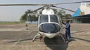 Polisi memeriksa helikopter Bell 429/P-3203 di Hanggar 3 Ditpoludara Korpolairud Polri, Pondok Cabe, Tangerang Selatan, Banten, Rabu (11/9/2019). Penambahan helikopter tersebut untuk mendukung tugas-tugas operasional Polri. (Liputan6.com/Herman Zakharia)