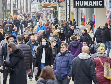 Orang-orang berbelanja di kawasan perbelanjaan Mariahilfer selama akhir pekan menjelang peningkatan aturan lockdown di Wina, Austria, 14 November 2020. Austria memerintahkan lockdown nasional selama tiga pekan mulai 17 November untuk membatasi penyebaran COVID-19. (Xinhua/Georges Schneider)