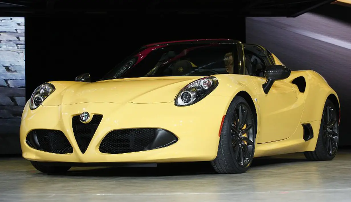 The Alfa Romeo 4C baru Spider convertible dipamerkan saat The North American International Auto Show di Detroit, Michigan, pada 13 Januari 2015. (AFP Photo/Bill Pugliano)