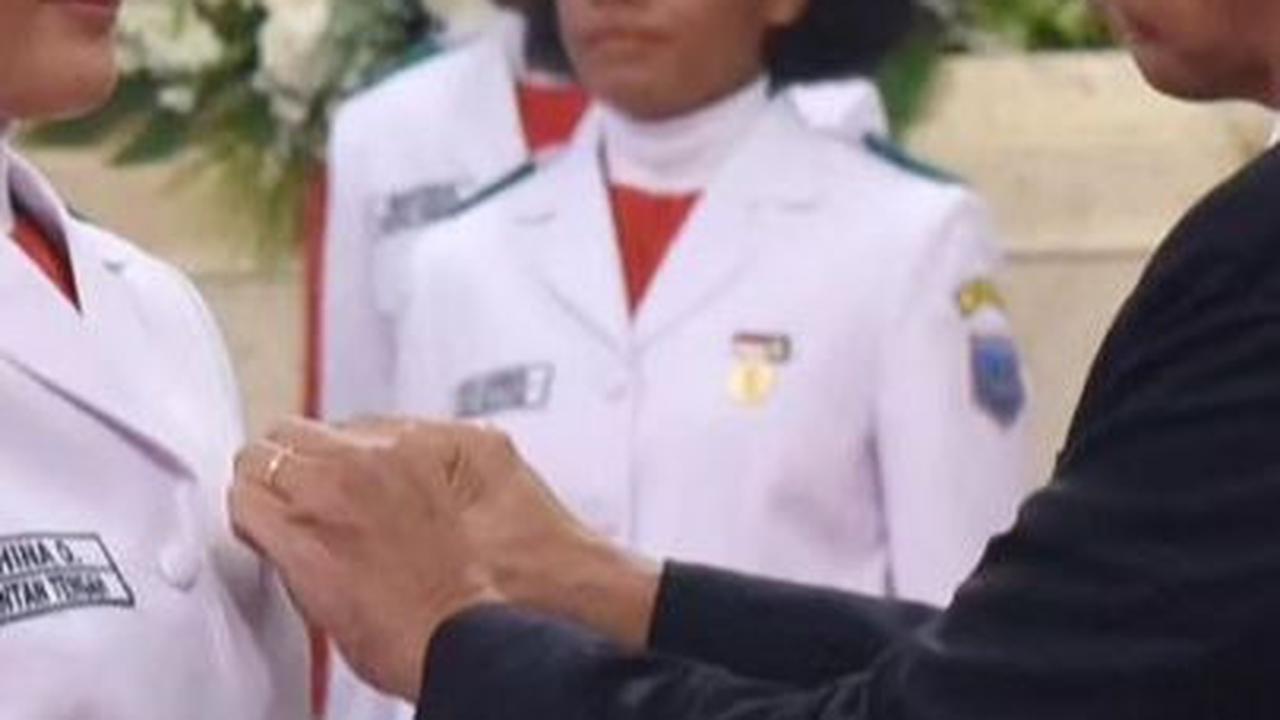 Jokowi Sampai Jongkok Ambilkan Pin Anggota Paskibraka Ozora Jatuh di Istana