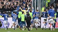 Para pemain Como merayakan kemenangan di akhir pertandingan Serie A Italia antara Juventus dan Como di stadion Allianz di Turin pada 21 Februari 2026. (Isabella BONOTTO/AFP)