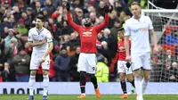 Pemain Manchester United, Romelu Lukaku (tengah) merayakan golnya ke gawang Swansea City pada laga Premier League di Old Trafford, (31/3/2018).  Manchester United menang 2-0. (Anthony Devlin/PA via AP)