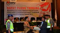 Rapat pleno rekapitulasi penghitungan hasil Pilkada Provinsi Bengkulu diwarnai aksi walk out oleh saksi salah satu pasangan calon. (Liputan6.com/Yuliardi Hardjo Putro)