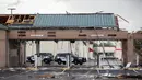 Mobil polisi rusak akibat diterjang badai tornado di luar bank, dekat I-35 dan SH 45 di Round Rock, Texas, Senin (21/3/2022). (Jay Janner/Austin American-Statesman via AP)
