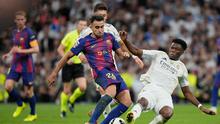 Aurelien Tchouameni (Real Madrid) menghalau Eric Garcia (Barcelona) dalam laga La Liga 2025/2026 di Santiago Bernabeu, 26 Oktober 2025. (AP Photo/Bernat Armangue)