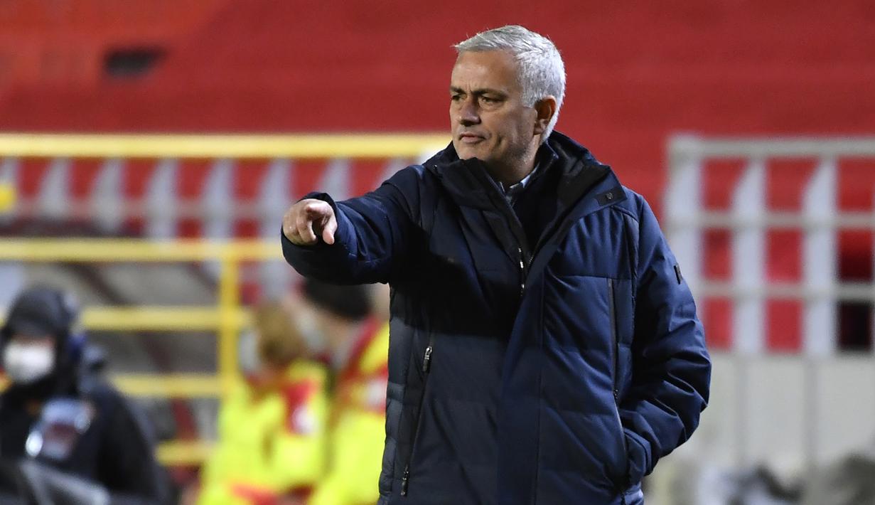 Pelatih Tottenham, Jose Mourinho, memberikan arahan kepada pemainnya saat menghadapi Antwerp pada laga lanjutan Liga Eruopa 2020/2021 di BosuilStadion, Jumat (30/10/2020) dini hari WIB. Tottenham kalan 0-1 oleh Antwerp. (AFP/John Thys)