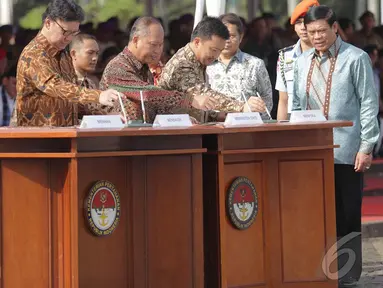 Sejumlah menteri hadir di upacara peringatan Hari Bela Negara di Lapangan Silang Monas, Jakarta  (19/12/2014). (Liputan6.com/Faizal Fanani)
