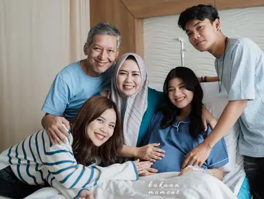 Pasca melahirkan anak pertama, Nabila Maharani aktif membagikan momen bahagianya telah menjadi seorang ibu. Begitu pula dengan Tri Suaka yang kini menjadi ayah. Kebahagiaan juga dirasakan oleh keluarga Nabila, tak terkecuali sang adik yang akhirnya punya keponakan baru. (Liputan6.com/IG/@nadiaamaharaniii)