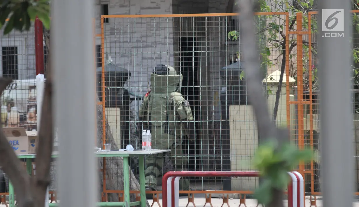Densus Antireror membawa tas berisi bom dari rumah terduga teroris di Semper Barat, Cilincing, Jakarta, Senin (23/9/2019). Petugas kepolisian melakukan disposal atau meledakkan bom milik terduga teroris yang ditemukan di TKP. (merdeka.com/Iqbal S. Nugroho)