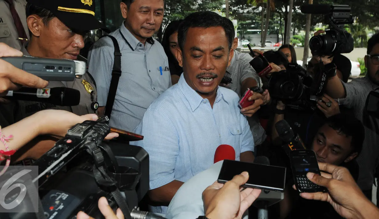  Ketua DPRD DKI Jakarta, Prasetyo Edi Marsudi memberikan keterangan kepada wartawan usai memenuhi panggilan KPK sebagai saksi Mohamad Sanusi terkait suap pembahasan dua Raperda Reklamasi Pantai Utara Jakarta, Selasa (14/6). (Liputan6.com/Faizal Fanani)