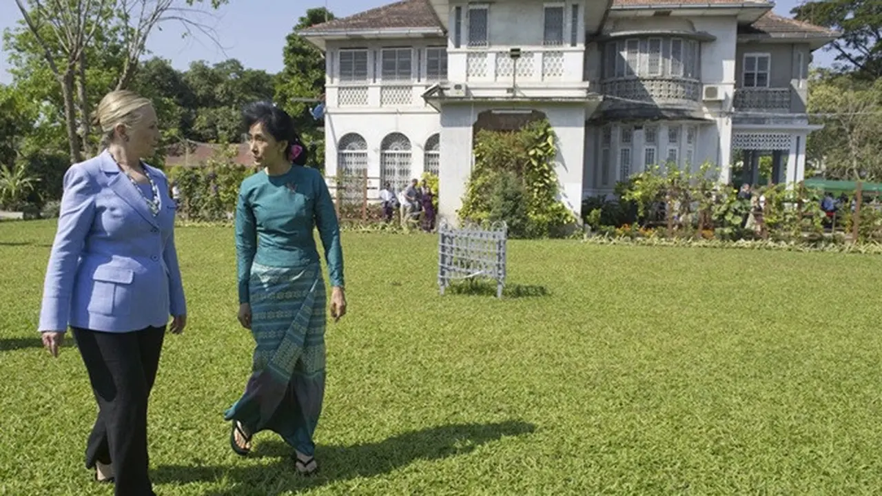 Pemimpin oposisi pro-demokrasi Myanmar Aung San Suu Kyi dan Menteri Luar Negeri Amerika Serikat Hillary Rodham Clinton berjalan di taman di kediaman Suu Kyi di Yangon, Myanmar pada 2 Desember 2011.