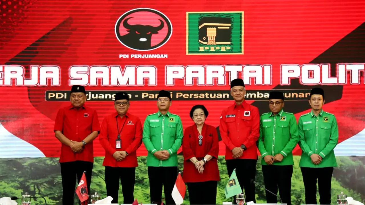 Ketua Umum PDI Perjuangan (PDIP) Megawati Soekarnoputri bersama Plt Ketua Umum PPP Mardiono dan Bakal Calon Presiden Ganjar Pranowo