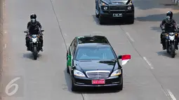 Mobil yang membawa Raja Arab Saudi Salman bin Abdulaziz Al Saud menuju Gedung DPR/MPR RI Senayan, Jakarta, Kamis (2/3). Raja Salman mengunjungi kompleks parlemen guna menemui pimpinan DPR RI dan menyampaikan pidato kehormatan. (Liputan6.com/Faizal Fanani)