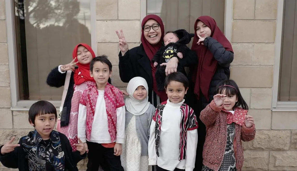 Gaya fashion-nya yang sederhana dan stylish, bisa jadi inspirasi untuk remaja masa kini.