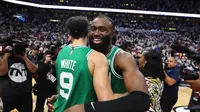 Selebrasi pemain Celtics Derrick White usai mengalahkan Heat di gam enam final Wilayah Timur NBA (AP)