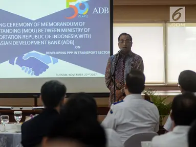 Menteri Perhubungan, Budi Karya Sumadi memberikan paparan sebelum penandatangan MoU dengan Asian Development Bank (ADB) di Jakarta, Rabu (22/11). MoU tersebut untuk pengembangan kemitraan publik swasta di sektor transportasi. (Liputan6.com/Faizal Fanani)