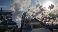 Foto udara yang diambil pada tanggal 18 April 2025 menunjukkan kepulan asap di Weda Bay Industrial Park (WBIP), pusat pengolahan dan peleburan nikel, di Lelilef Sawai, Halmahera Tengah, Maluku Utara. (Foto oleh AFP)
