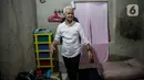 Calon presiden nomor urut 3 Ganjar Pranowo bersiap untuk beristirahat saat menginap di rumah warga di Tegal, Jawa Tengah, Rabu (10/1/2024). (Liputan6.com/Faizal Fanani)