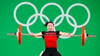 Lifter Indonesia, Dewi Safitri, beraksi dalam lomba angkat besi kelas 53 kg putri Olimpiade Rio 2016, di Rio de Janeiro, Brasil, Senin (8/8/2016) dini hari WIB. (EPA/Nick Bothma)
