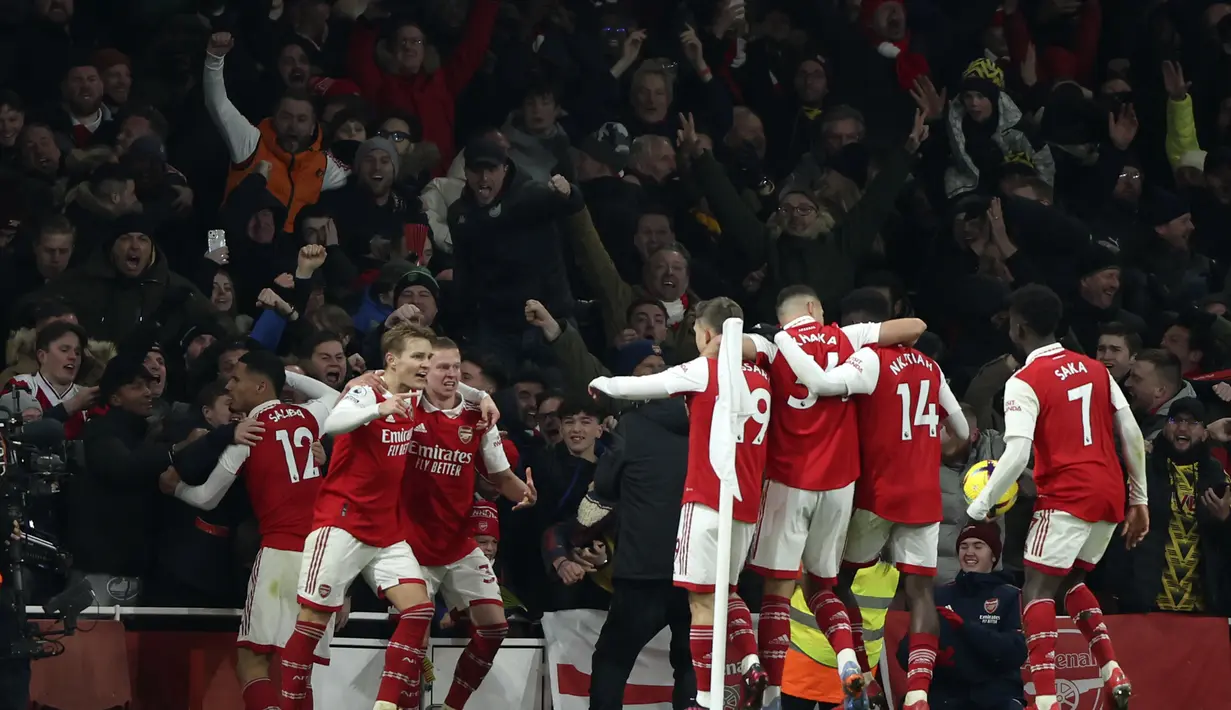Eddie Nketiah dari Arsenal merayakan dengan rekan setimnya setelah mencetak gol ketiga timnya ke gawang Manchester United pada pertandingan lanjutan Liga Inggris di stadion Emirates di London, Minggu (22/1/2023). Nketiah kini telah mencetak empat gol di Premier League musim ini. (AP Photo/Ian Walton)