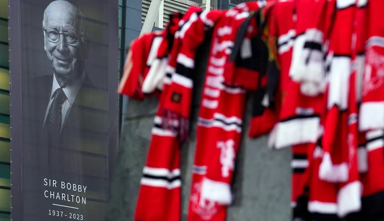"Pertama-tama, kami ingin menang dan memberikan penghormatan kepada Sir Bobby Charlton. Anda selalu ingin melakukan itu dengan cara tertentu dan itulah yang kami ingin capai," ujar pelatih Manchester United Erik Ten Hag sebelum timnya melawan Copenhagen seperti dikutip Reuters. (AP Photo/Dave Thompson)