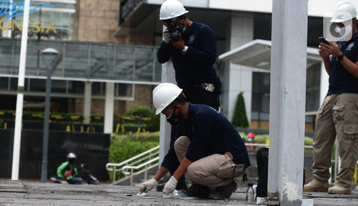 Tim Labfor Mabes Polri melakukan olah tempat kejadian perkara (TKP) sisa-sisa kebakaran Halte Transjakarta Bundaran HI, Jakarta, Jumat (9/10/2020). Halte Transjakarta Bundaran HI dibakar oleh pendemo yang menolak UU Cipta Kerja. (merdeka.com/Imam Buhori)