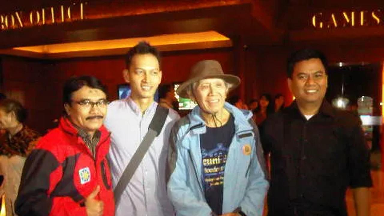Adhyaksa Dault bersama Herman Lantang dan sang penulis novel Donny Dhirgantoro.