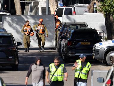 Anggota pasukan keamanan Israel berjalan di sepanjang jalan menuju kediaman Perdana Menteri Benjamin Netanyahu di Caesarea pada 19 Oktober 2024. (Jack GUEZ/AFP)