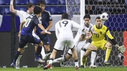 Kiper Timnas Indonesia, Emil Audero (kanan) berusaha menghalau tendangan pemain Jepang, Takefusa Kubo dalam laga Grup C Putaran Ketiga Kualifikasi Piala Dunia 2026 di Suita Stadium, Jepang, Selasa (10/06/2025). (AP Photo/Kyodo News/Yu Matsuda)