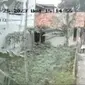 Rekaman CCTV peristiwa begal payudara itu yang terjadi pada Rabu (25/10/2023) pukul 15.00 WIB di Jalan Inpres, Kelurahan Larangan Utara, Kecamatan Larangan, Kota Tangerang. (Liputan6.com/ Dok Ist)