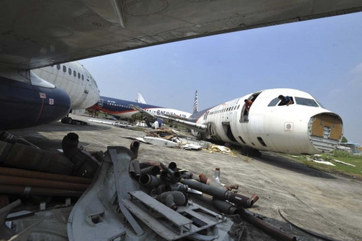 Mengintip pemotongan bangkai pesawat di Bandara Soekarno-Hatta