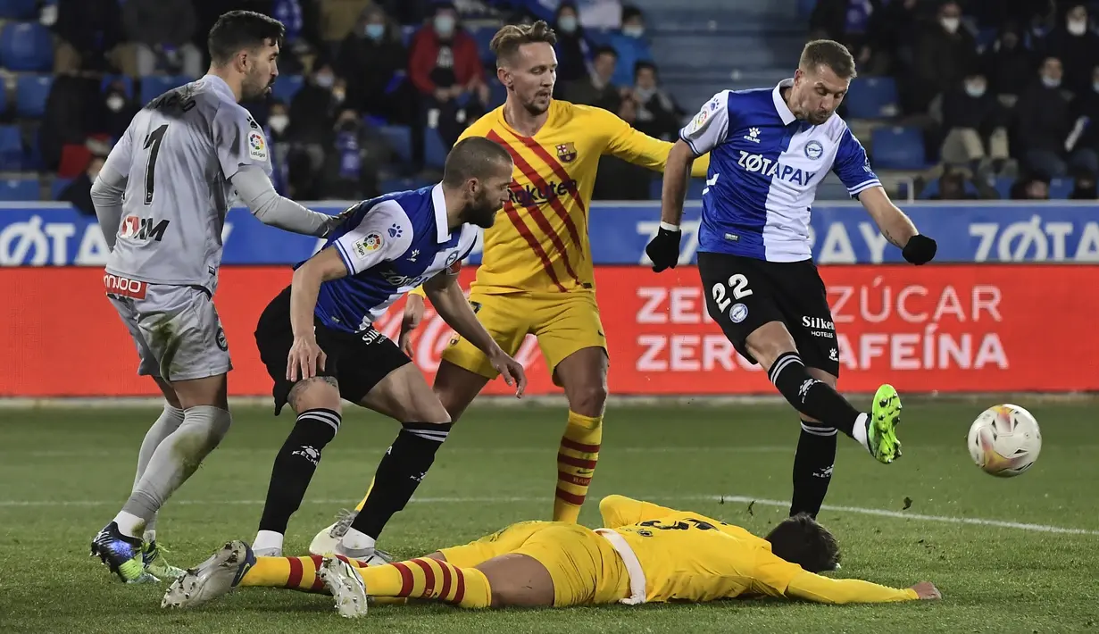 Penyerang Barcelona Luuk de Jong berebut bola dengan bek Deportivo Alaves Florian Lejeune dalam duel pekan ke-22 La Liga 2021/22, di Estadio Mendizorroza, Senin (24/1/2022) dini hari WIB. Gol telat Frenkie De Jong memenangkan Barcelona 1-0. (AP Photo/Alvaro Barrientos)