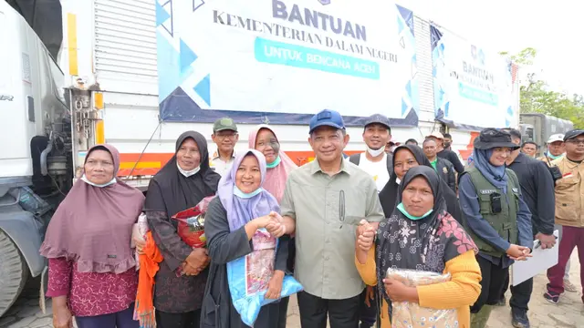 Menteri Dalam Negeri (Mendagri) Muhammad Tito Karnavian usai rapat dengan pemerintah daerah (Pemda) dan pihak terkait di Kabupaten Aceh Tamiang, Aceh, Senin (22/12/2025).