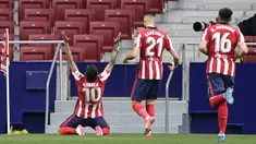 Striker Atletico Madrid, Angel Correa (kiri) melakukan selebrasi usai mencetak gol pertama timnya ke gawang SD Huesca dalam laga lanjutan Liga Spanyol 2020/2021 pekan ke-32 di Wanda Metropolitano Stadium, Madrid, Kamis (22/4/2021). Atletico menang 2-0 atas SD Huesca. (AFP/Javier Soriano)