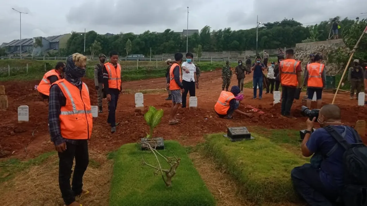 Warga yang melanggar protokol kesehatan dihukum menyambangi makam pasien khusus Covid-19 di Tangerang Selatan.