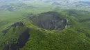 Pemandangan objek wisata Wudalianchi di Heihe, Heilongjiang, China, Jumat (3/7/2020). Wudalianchi atau lima danau bendungan lava memiliki geomorfologi dan geologi gunung berapi tipikal yang masih utuh serta dianggap sebagai Museum Gunung Berapi Alami oleh kalangan geolog. (Xinhua/Xie Jianfei)