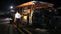 Foto diambil Jumat (7/6/2013) dari bus yang terbakar di Xiamen, China, di mana 47 orang tewas. (AFP)