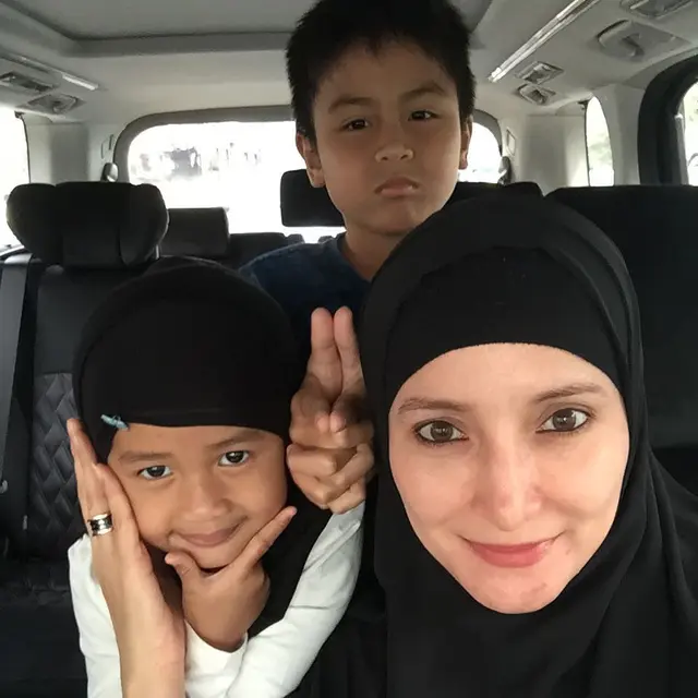 6 Potret Inneke Koesherawati dan Anak Angkat, Penuh Kehangatan