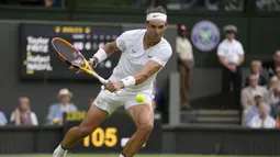 Cedera otot perut yang dialami Rafael Nadal sebenarnya telah dirasakan saat laga perempatfinal melawan wakil Amerika Serikat, Taylor Fritz, Rabu (6/7/2022). (AP/Kirsty Wigglesworth)