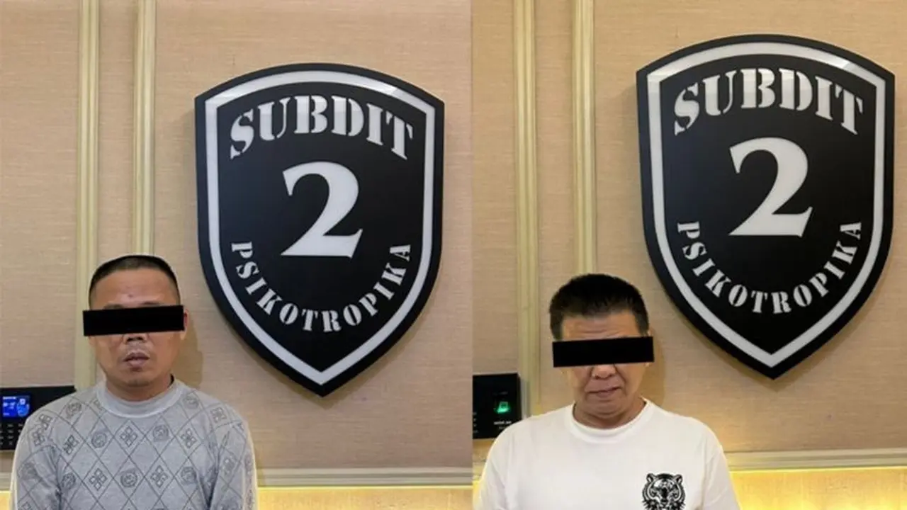 Kedua tersangka (kiri-kanan) berinisial D dan HW saat ditangkap oleh Ditresnarkoba Polda Metro Jaya dalam pengungkapan praktik clandestine lab narkotika jenis etomidate yang beroperasi di kawasan Apartemen Greenbay, Pluit, Jakarta Utara, Jumat (9/1/2026)