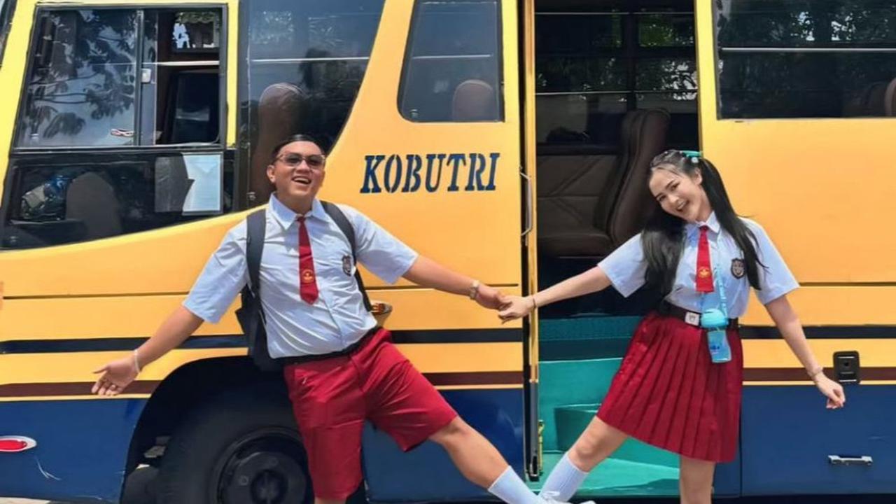 7 Potret Kocak Denny Caknan dan Bella Bonita Kompak Pakai Seragam Merah Putih Ala Anak SD Foto di Depan Bus Kobutri