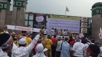 Massa unjuk rasa tolak hak angket KPK di depan Gedung DPR. (Liputan6.com/Devira Prasitiwi)