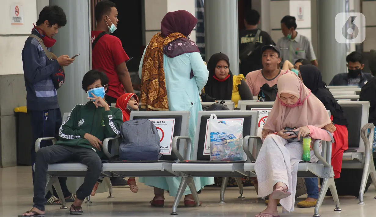 Calon penumpang Kereta Api Jarak Jauh menunggu waktu keberangkatan di Stasiun Pasar Senen, Jakarta, Kamis (23/4/2020). Per tanggal 24-30 April 2020, PT KAI (persero) membatalkan semua perjalanan kereta dari dan menuju Jakarta. (Liputan6.com/Helmi Fithriansyah)