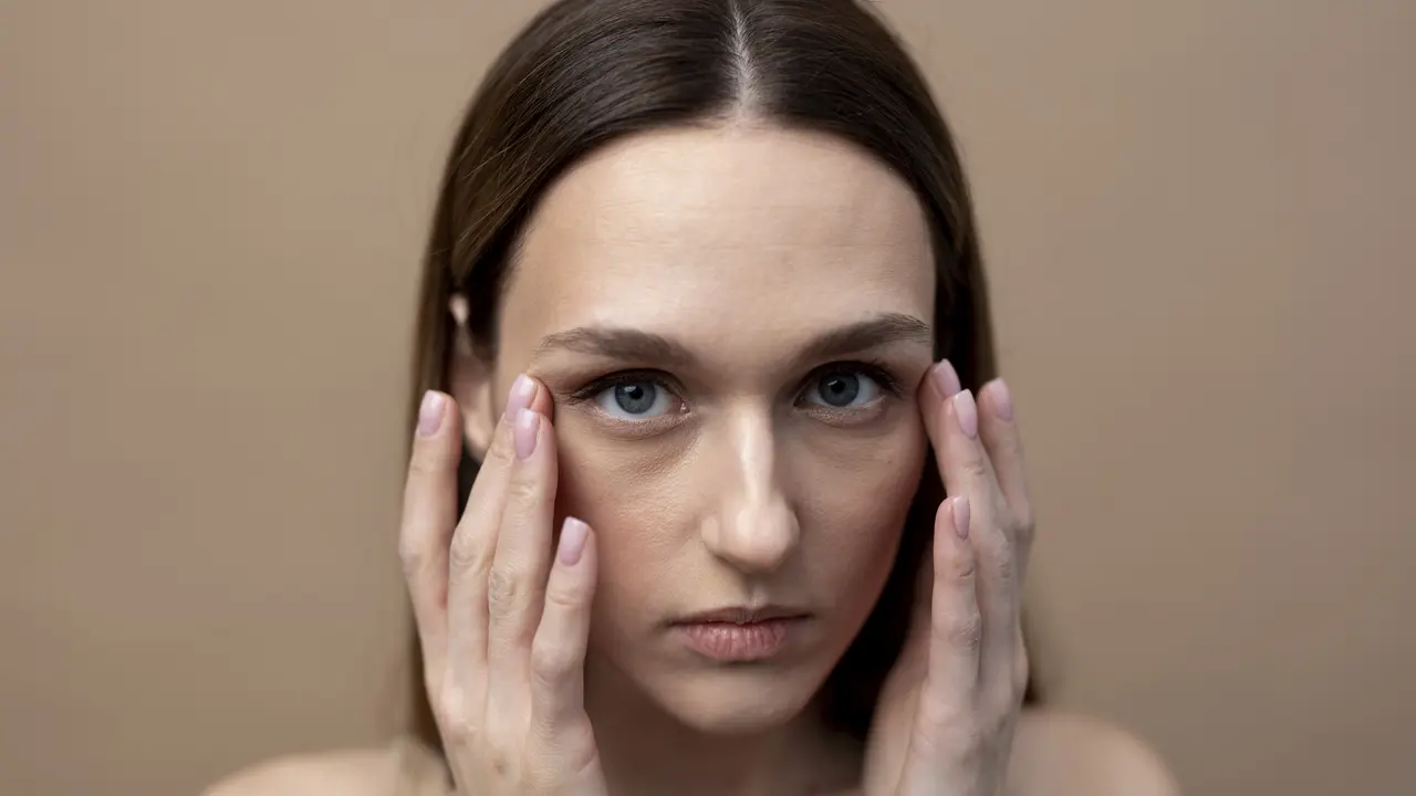 Trik Menyamarkan Kantung Mata Tanpa Makeup Tebal agar Wajah Terlihat Lebih Segar [Dok/freepik.com]