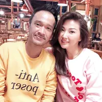 "Istrinya luar biasa ya kak.. bahagia selalu," pujian pemilik akun udikajalah. "Terharu,sampe berkaca-kaca bikin baperrr," tulis claristalovelia. "Terharu banget ka," tulis ratna.rani.9. (Instagram/sarwendah29)