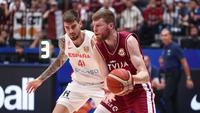 Timnas Basket Latvia mengalahkan Spanyol dengan skor 74-69 pada pertandingan babak kedua Grup L Piala Dunia FIBA 2023 yang digelar di Indonesia Arena, Jakarta, Jumat (1/9/2023) sore WIB. (Bola.com/Bagaskara Lazuardi)